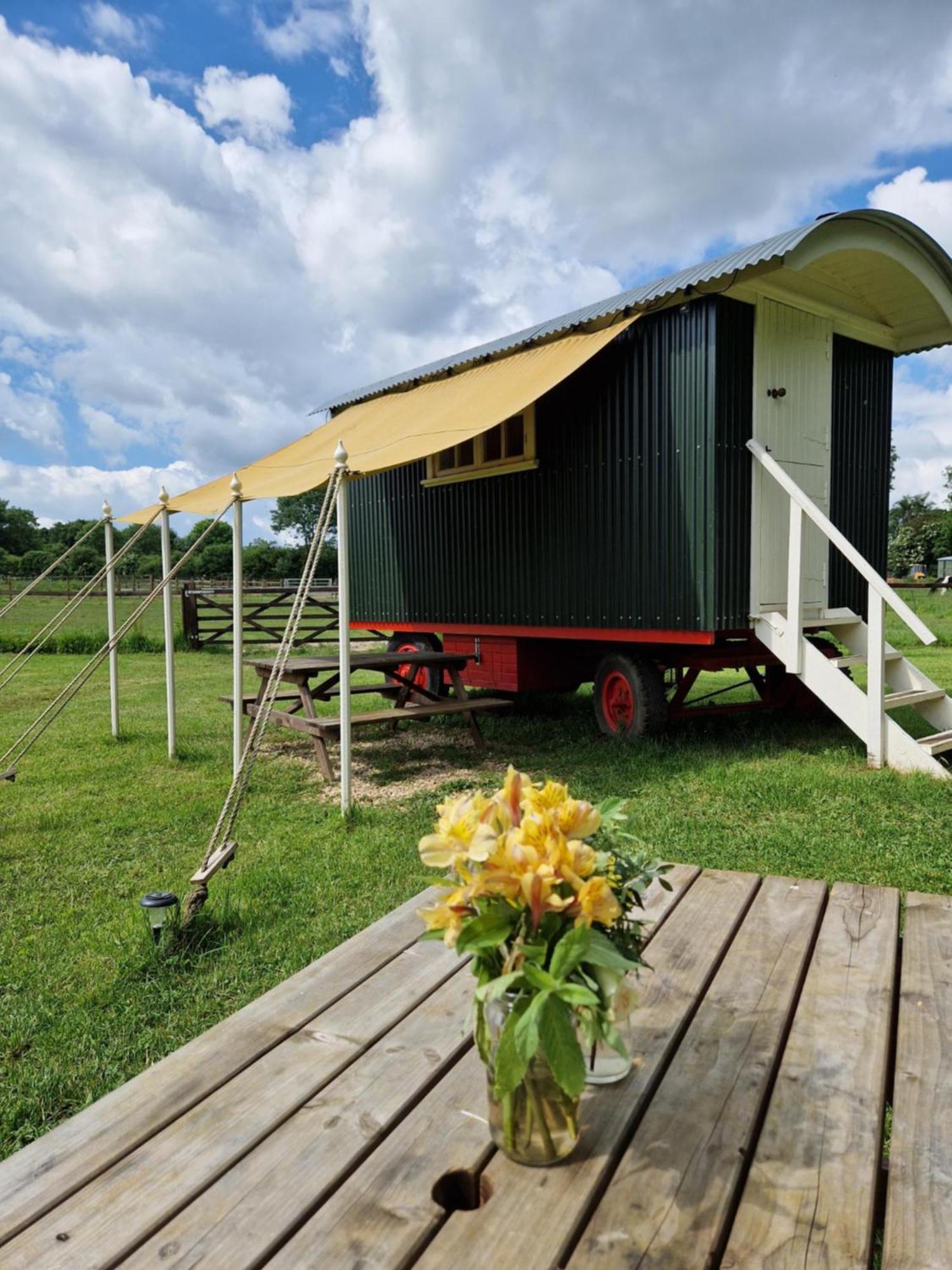 The Delkin Shepherds Huts Castle Combe Exterior foto
